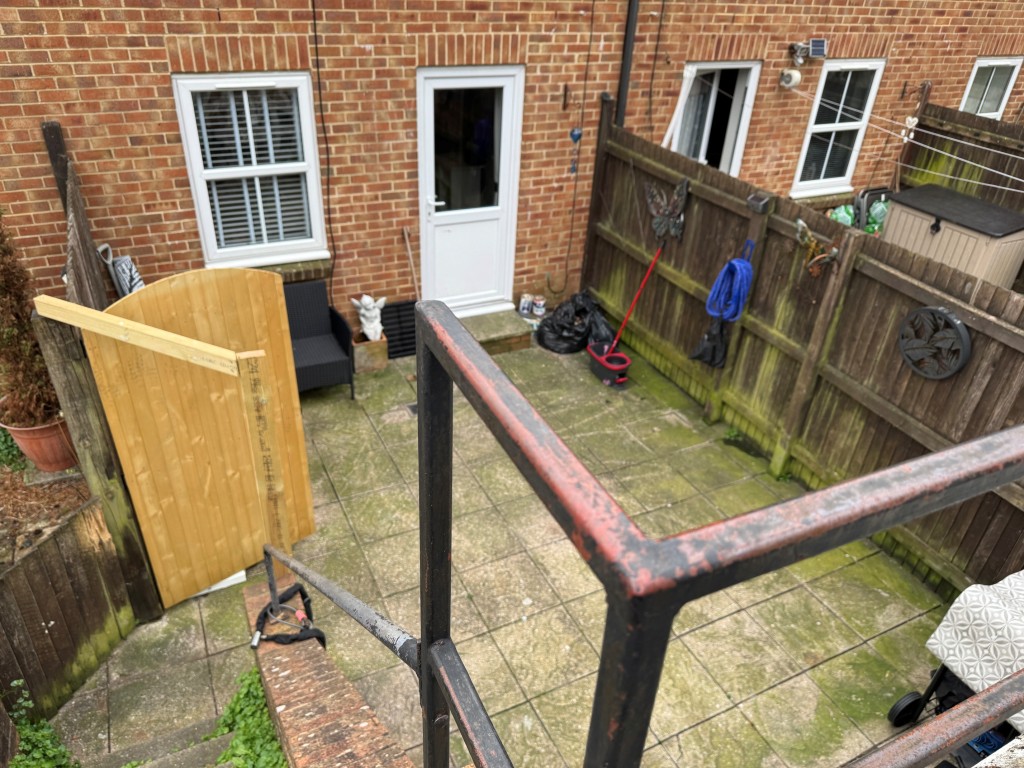 Lot: 16 - FREEHOLD MODERN TERRACE HOUSE FOR INVESTMENT - Rear courtyard
